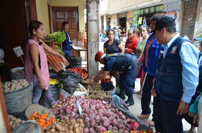 Realizan inspección y capacitan a comerciantes del mercado Santa Rosa