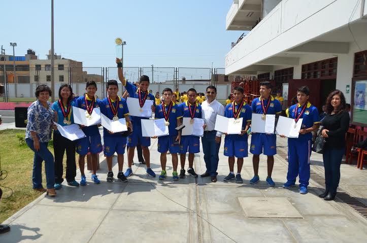 Víctor Larco: condecoran a equipo de vóley masculino del colegio “Encinas”