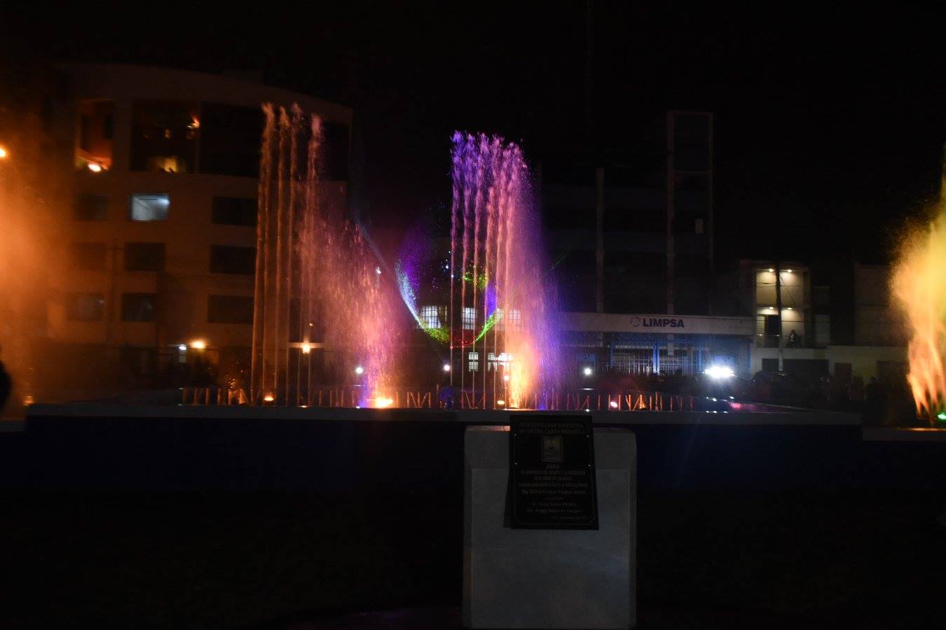 Víctor Larco: alcalde y ex gobernador Acuña inauguraron moderna fuente mágica