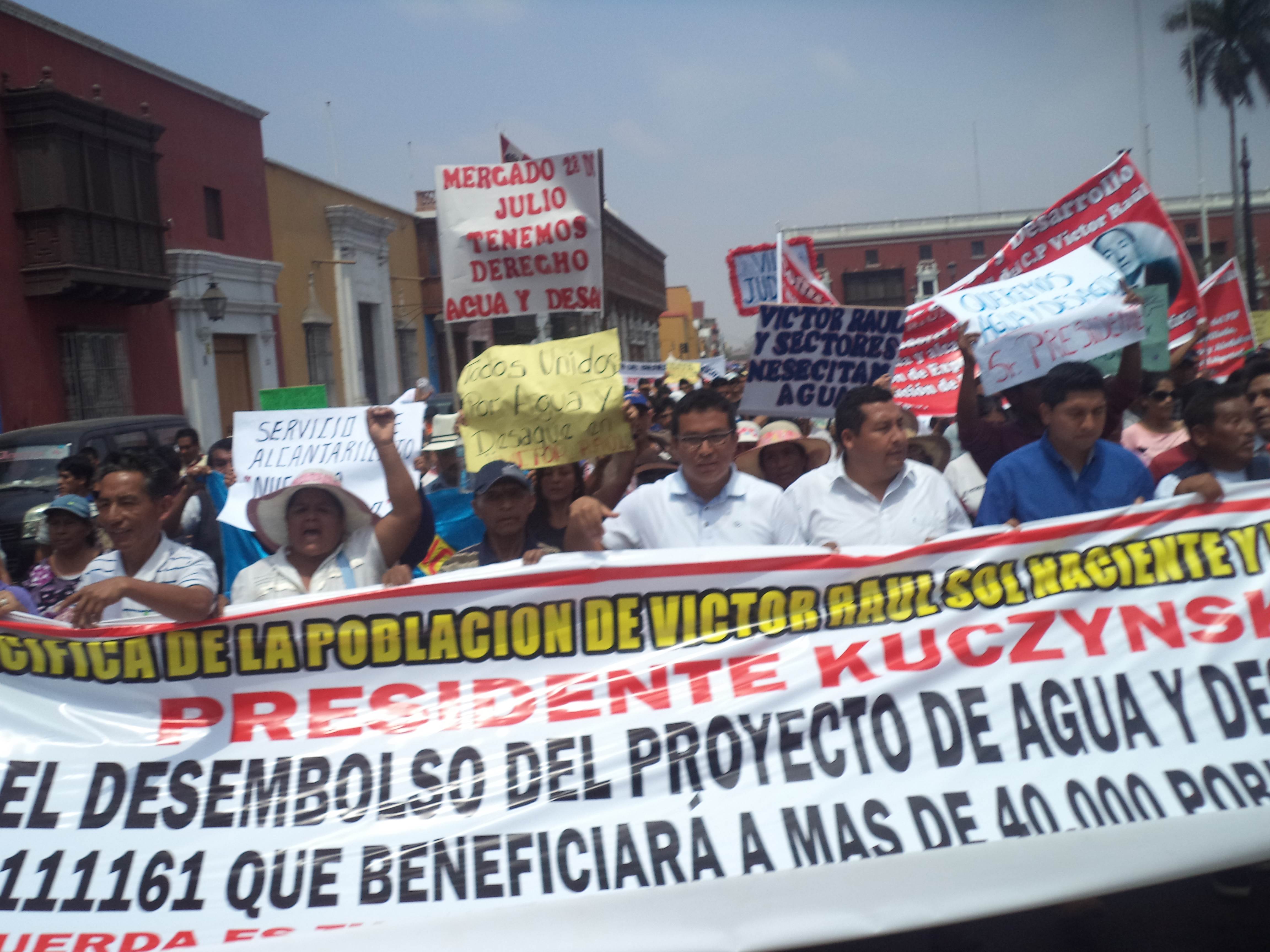 Vecinos de Víctor Raúl realizan multitudinaria marcha por el agua y desagüe