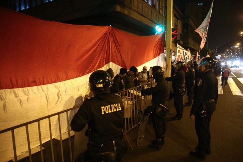 Colectivos continúan vigilia frente al Congreso en contra de elección del TC
