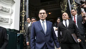 Denuncian que 5 mil firmas del partido de Martin Vizcarra fueron hechas por el mismo puño