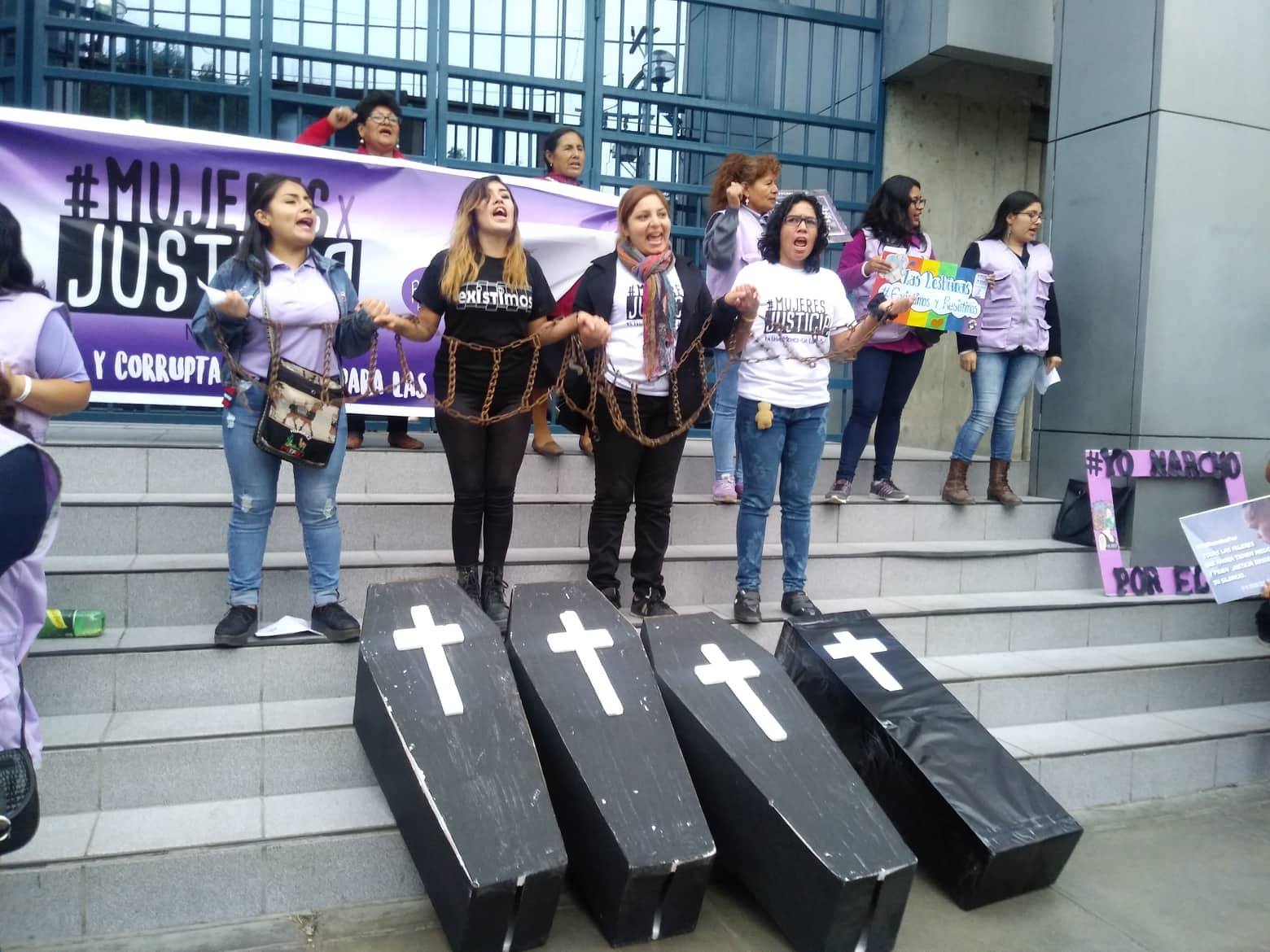 Trujillo: mujeres se encadenan frente a Ministerio Público por marcha Ni Una Menos