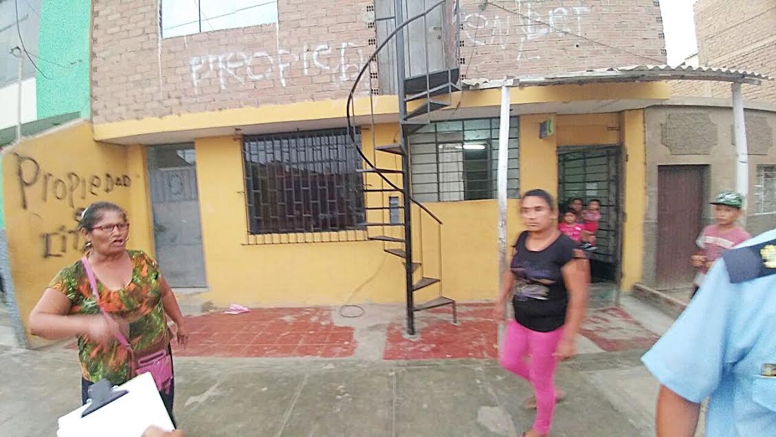  Trujillo: vivienda se aniega por filtración de agua de fábrica clandestina