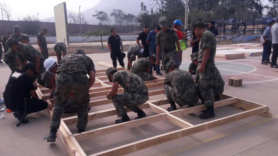 Arman viviendas prefabricadas para damnificados de Trujillo