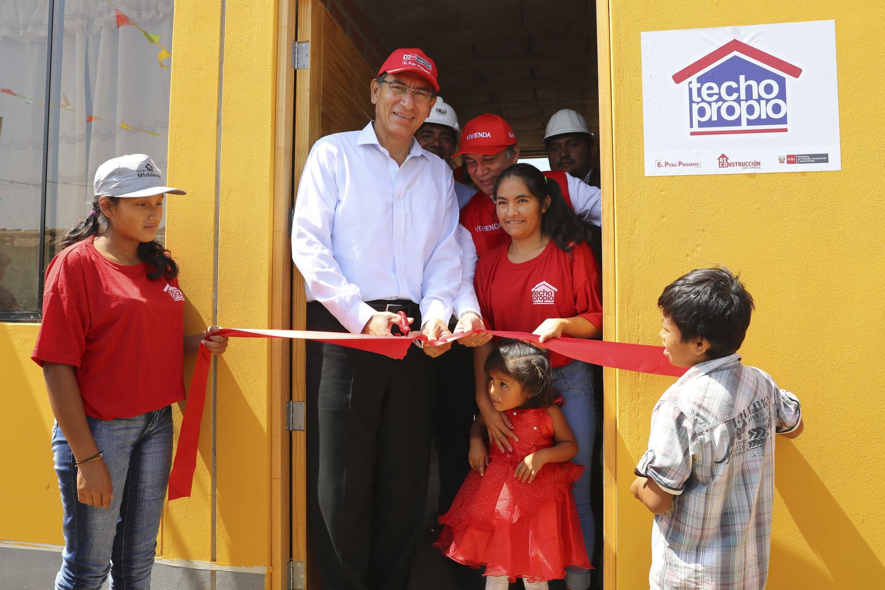  Presidente Vizcarra entrega viviendas a familias damnificadas de Huanchaco