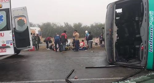 Volcadura de ómnibus deja nueve heridos graves en distrito de Salaverry