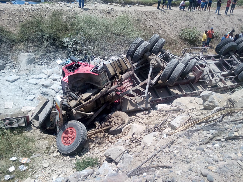 Estibador muere en volcadura de tráiler en badén de Chocope