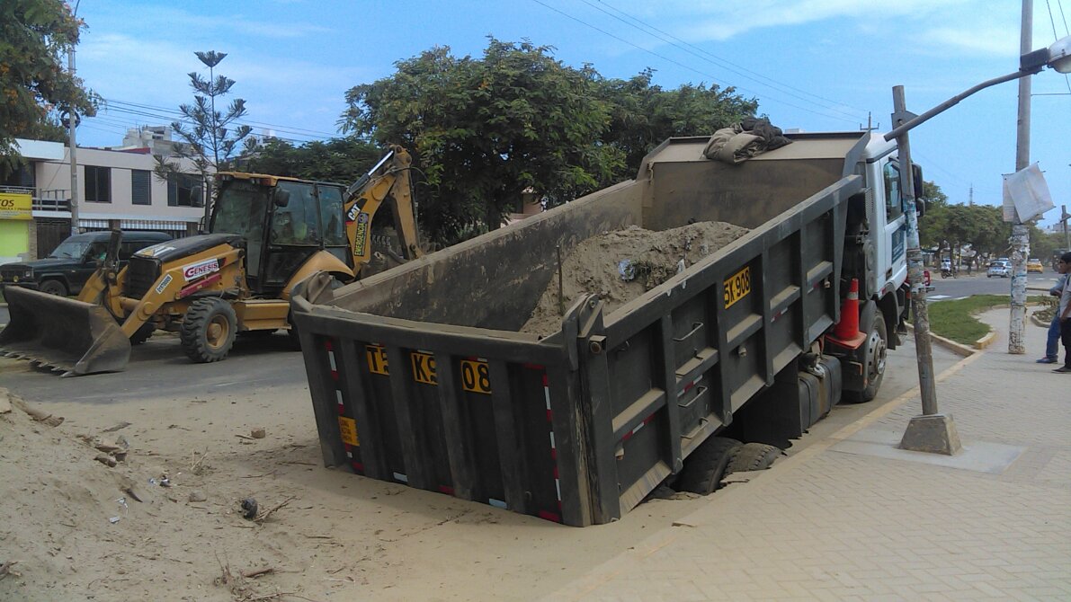 Volquete se hunde en la pista durante limpieza de Av. Juan Pablo
