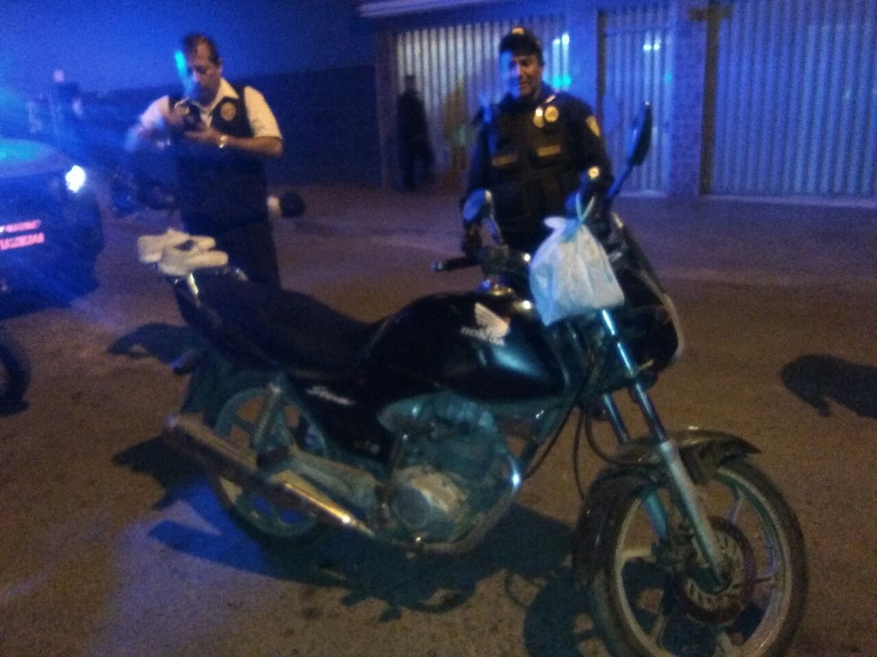 Delincuentes abandonan motocicleta por huir de serenazgo