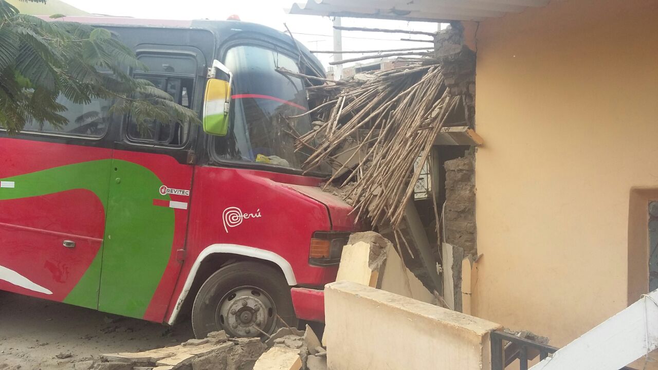Bus se estrella contra fachada de casa en La Esperanza