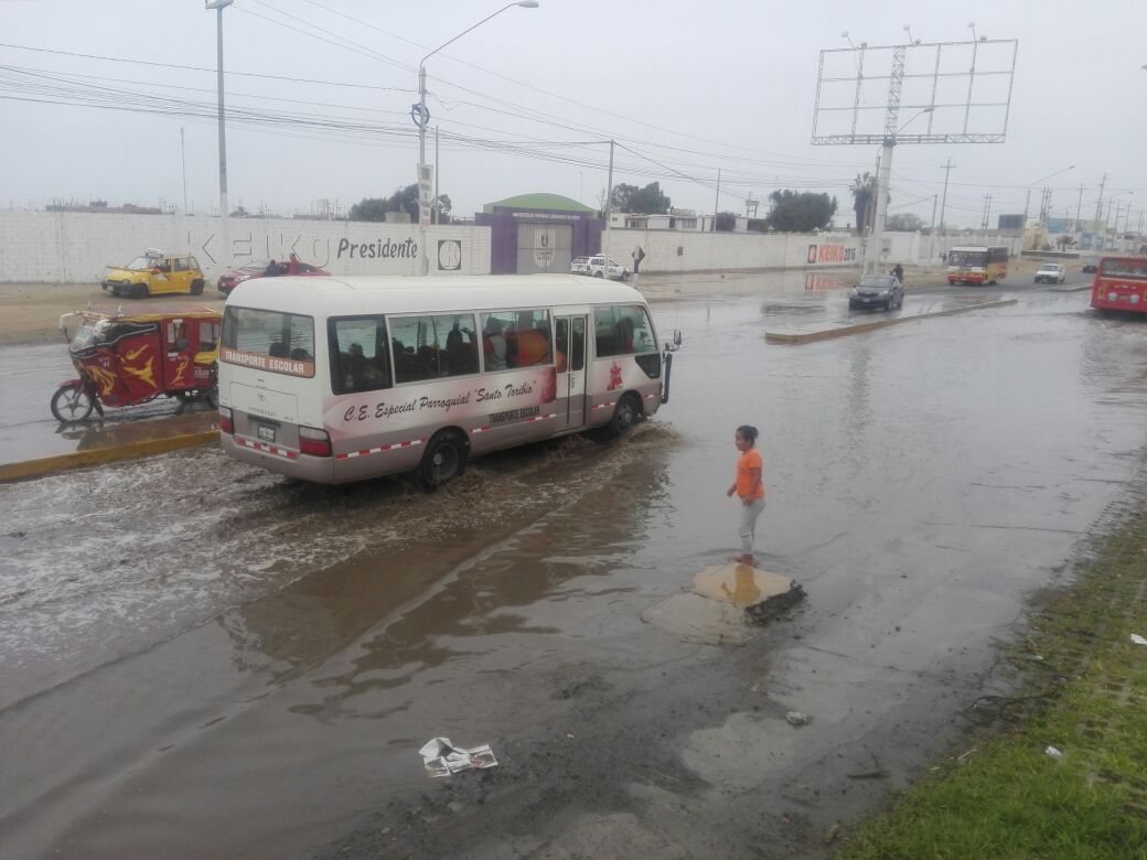 Cinco viviendas se inundan por colapso de acequia en Huanchaco