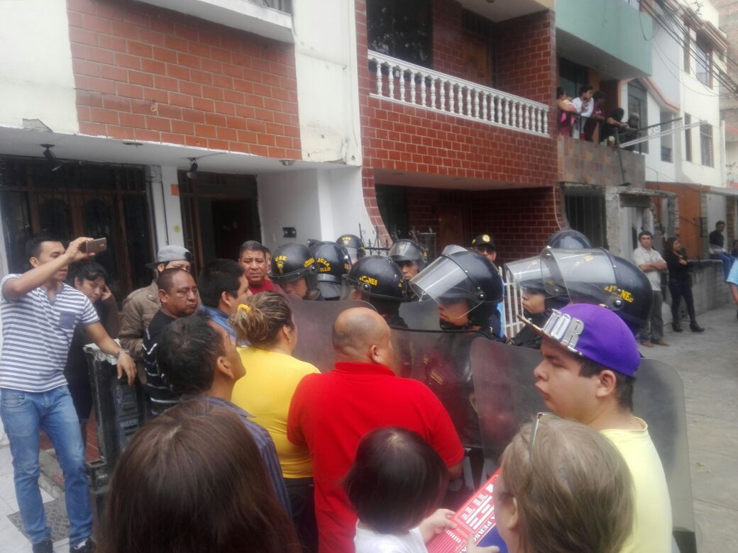 Vecinos se enfrentan a personal de la municipalidad de Trujillo