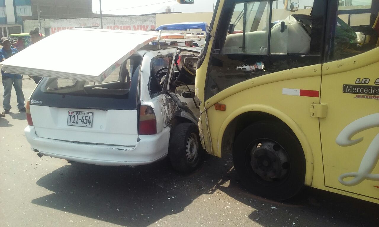 Mujer salva de morir en aparatoso choque contra un ómnibus en El Milagro