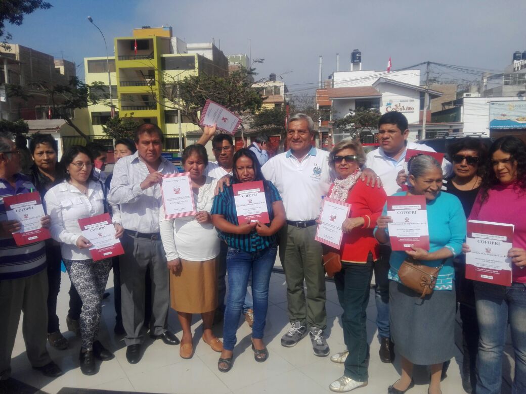 Alcalde de Trujillo reparte títulos de propiedad en una banca 