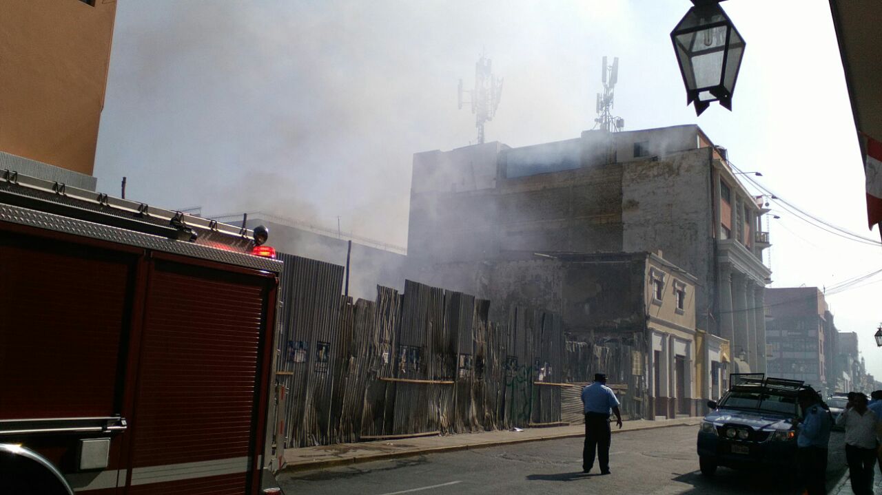 Incendio casi reduce a cenizas Corte Superior de Justicia en jirón Bolívar