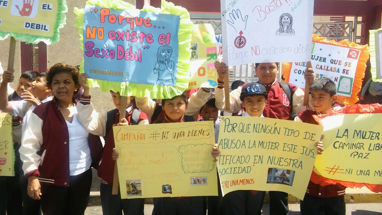 Escolares de Trujillo se unen a la marcha "Ni Una Menos"  