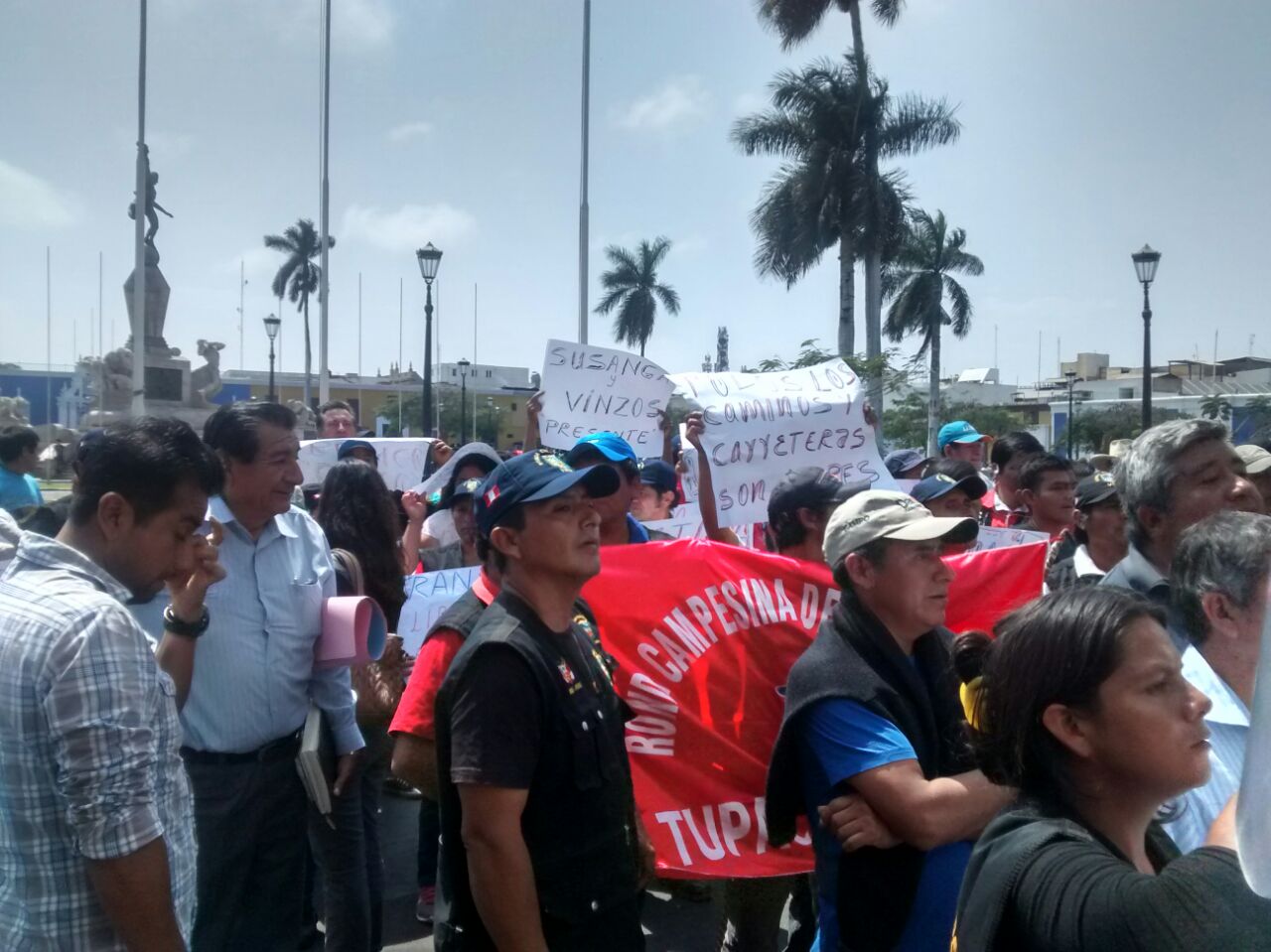 Vecinos protestan por bloqueo de su carretera en Virú