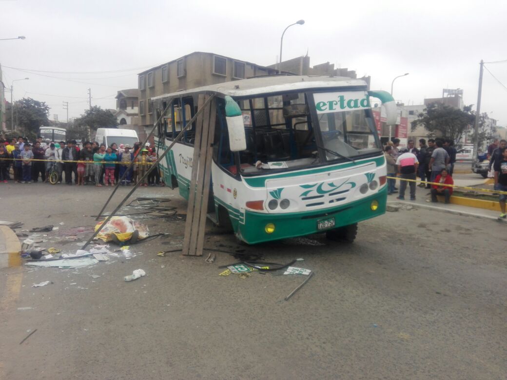 Trujillo: Una muerta y diez heridos deja volcadura de micro                                                  