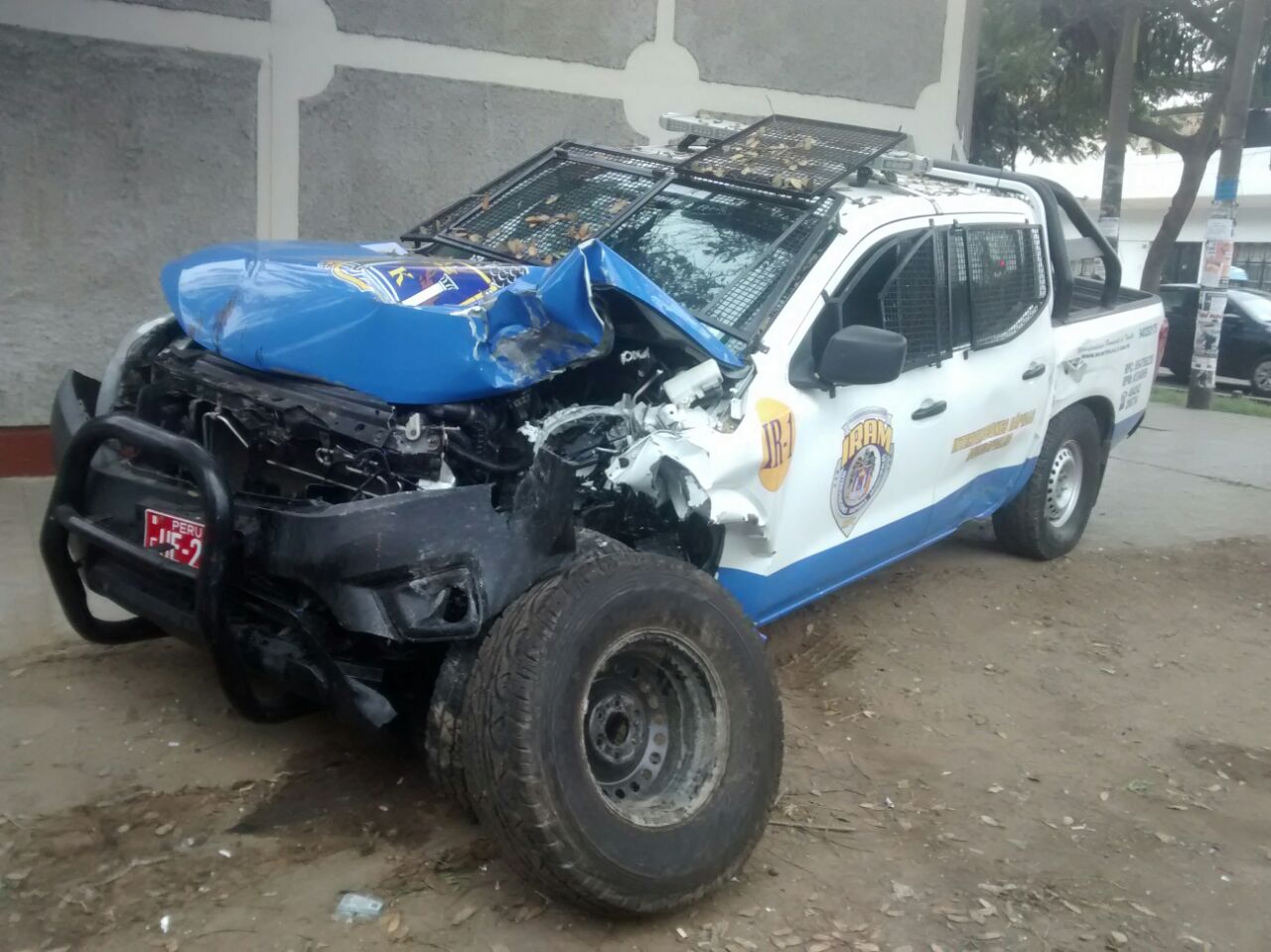 Cuatro heridos en choque de camioneta de serenazgo contra taxi