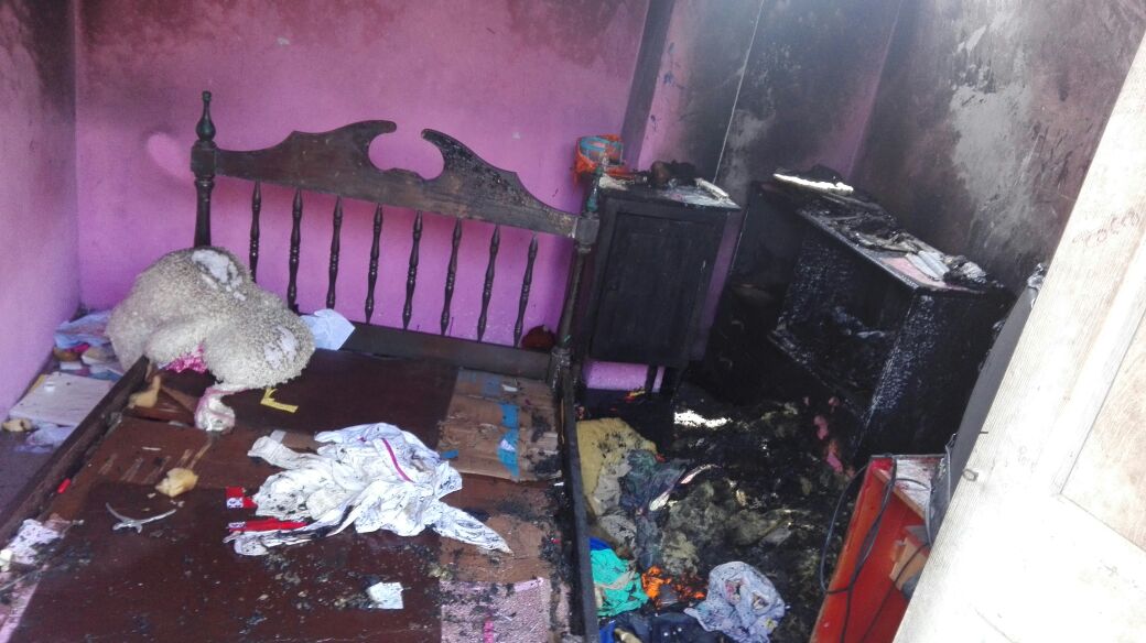 Trujillo: incendio reduce a cenizas habitación de una vivienda en la avenida Huamán