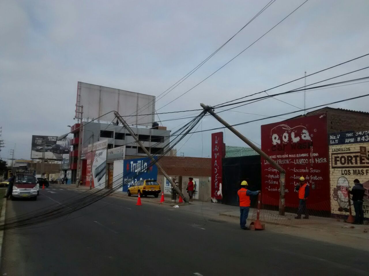 Trujillo: Grúa del Segat derriba tres postes cerca a Corte Superior de Justicia