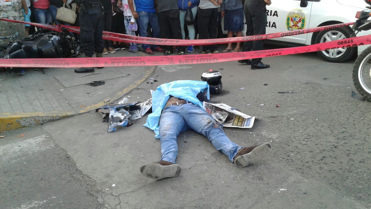 Motocilista muere al chocar contra camioneta en óvalo La Rinconada