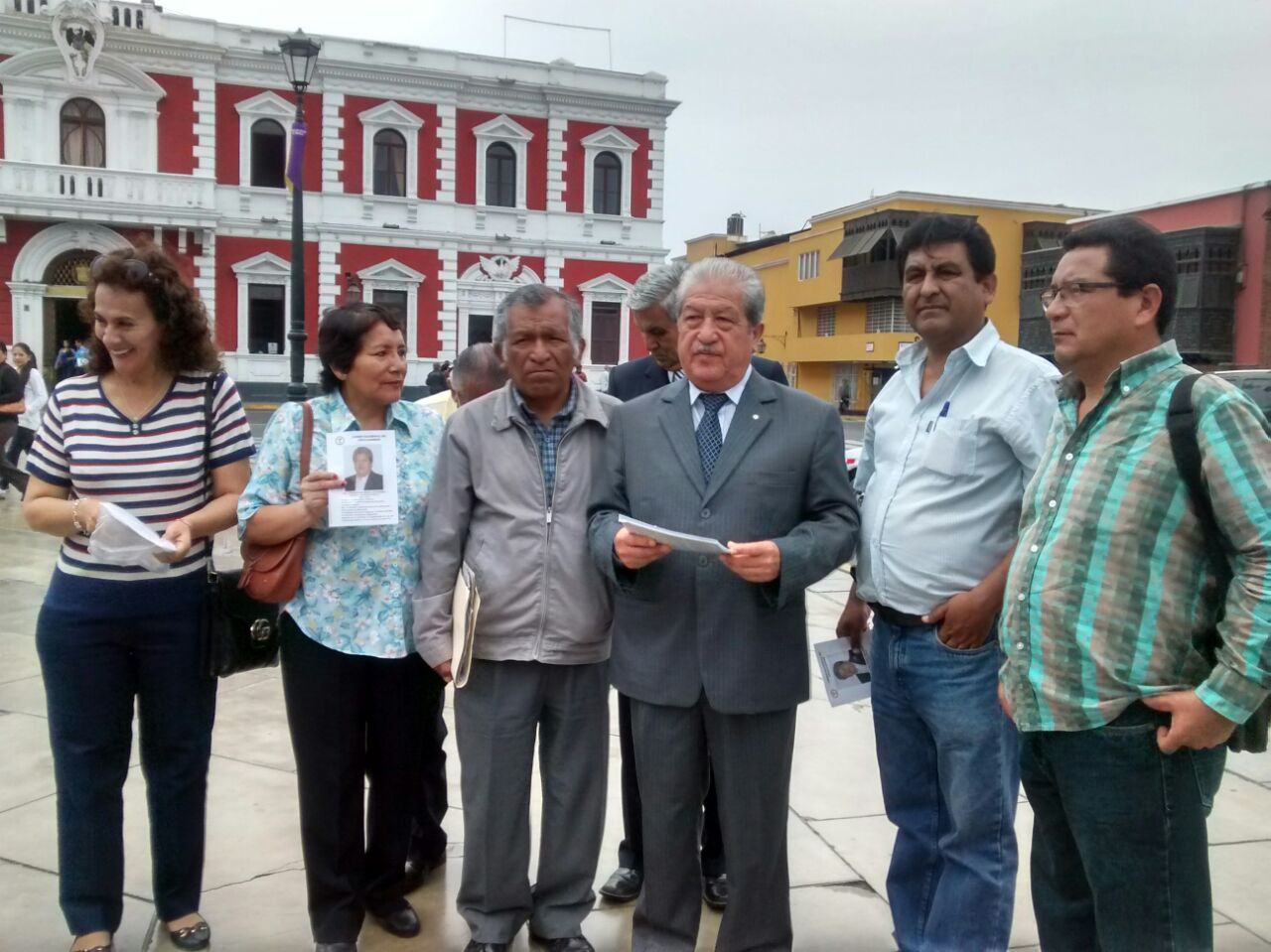 Critican a Ministerio de Educación por permitir a docentes enseñar sin colegiarse