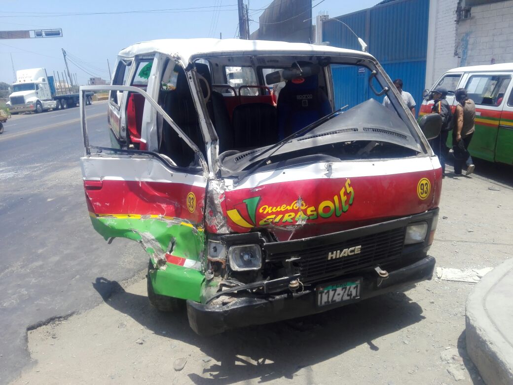 Cuatro heridos deja choque entre combi y camioneta en Moche