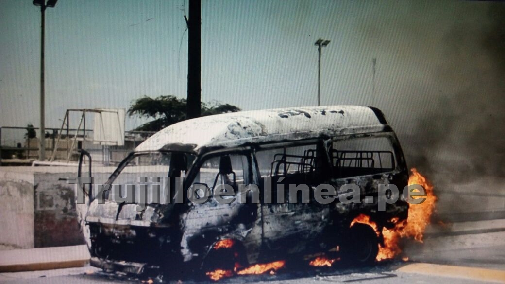 Escolares incendian combi en Alto Salaverry