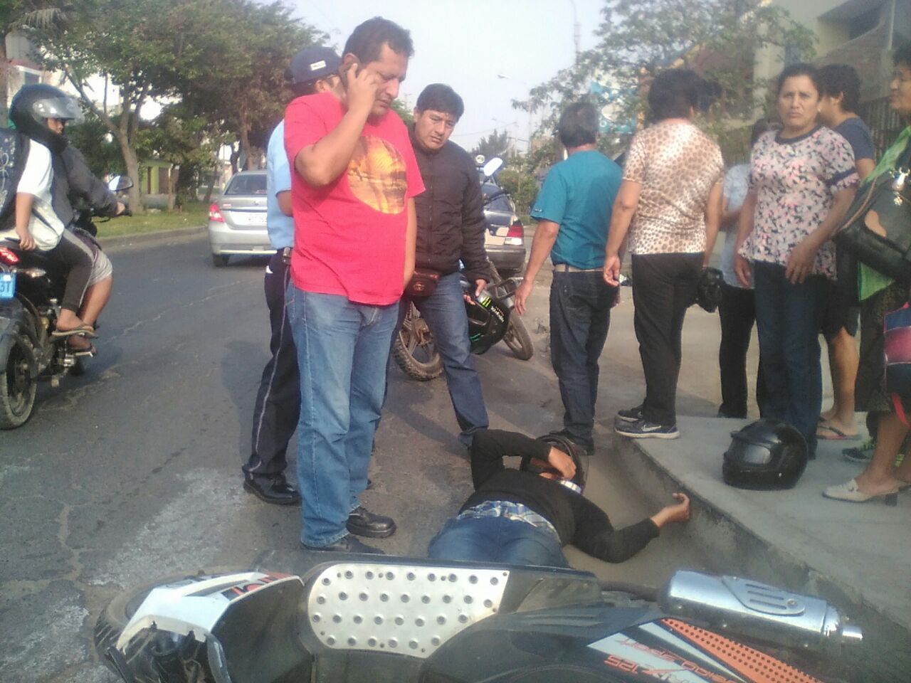 Motociclista resulta herido en choque con auto en avenida Villarreal