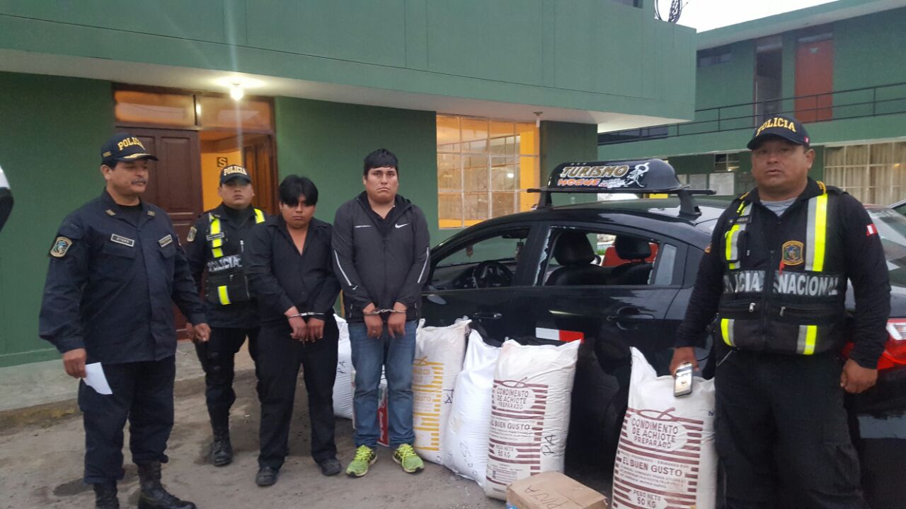 Moche: Caen dos "patinadores" robando mercadería de camión en marcha