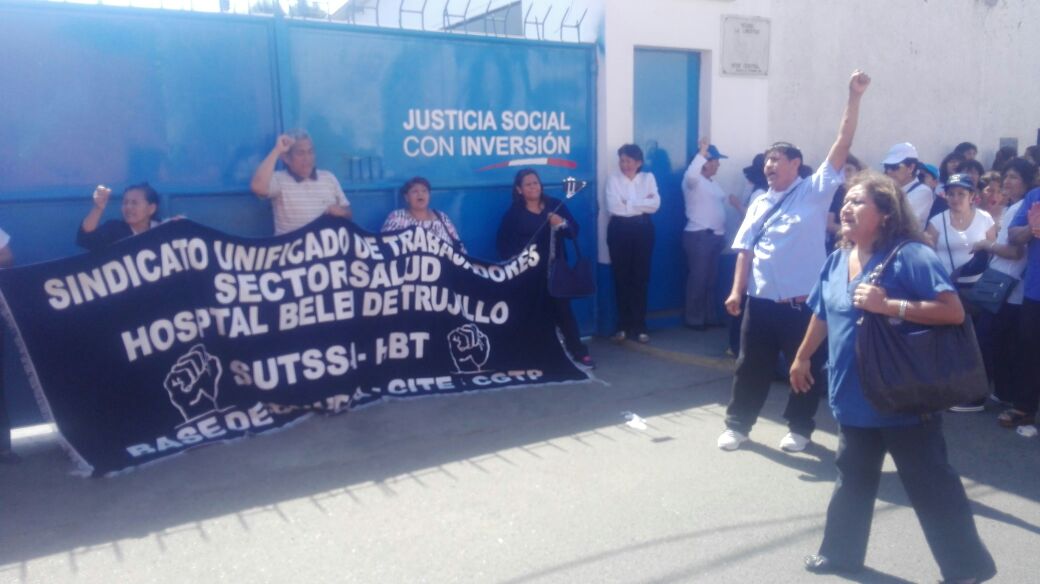 Trujillo: Administrativos de Salud acatan plantón en sede de gobierno regional