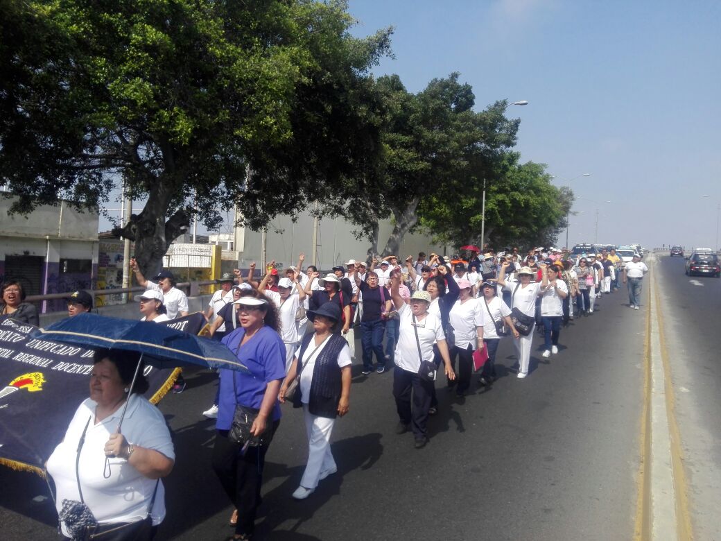 Administrativos de Salud seguirán en las calles hasta pago del SIS