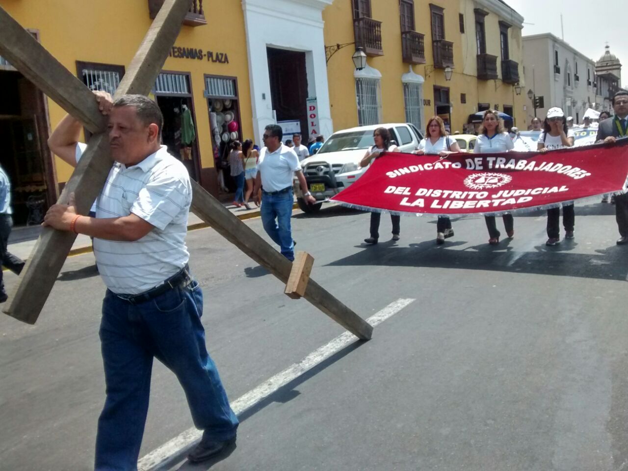 Trujillo: Trabajadores del Poder Judicial cargan cruz por bonos