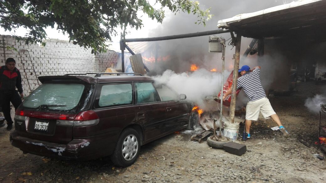 Vehículos se incendiaron dentro de taller de mecánica en Víctor Larco