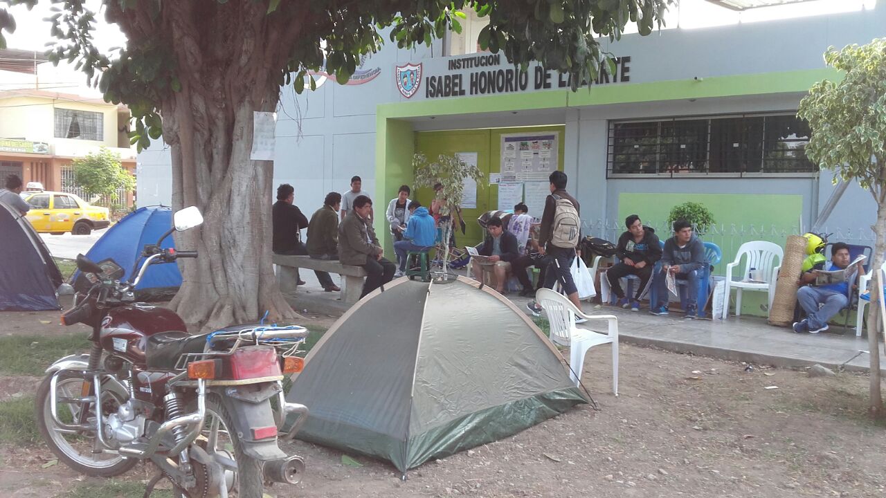 Acampan en parque por vacantes en jardín de urb. La Noria
