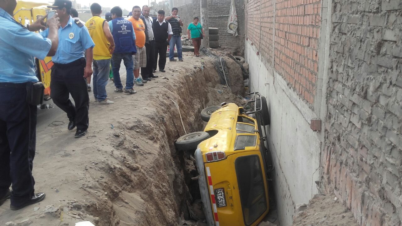 Conductor casi muere aplastado al caer a zanja de tres metros