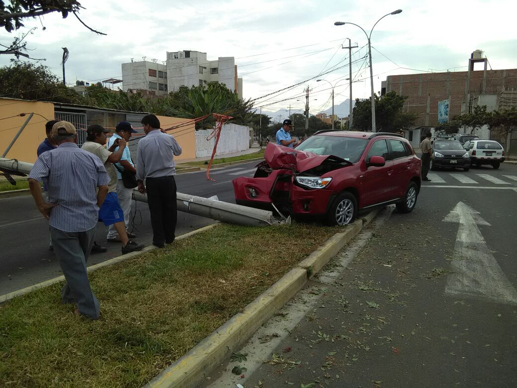 Conductor derriba poste con su auto y abandona la unidad en av. Juan Pablo II