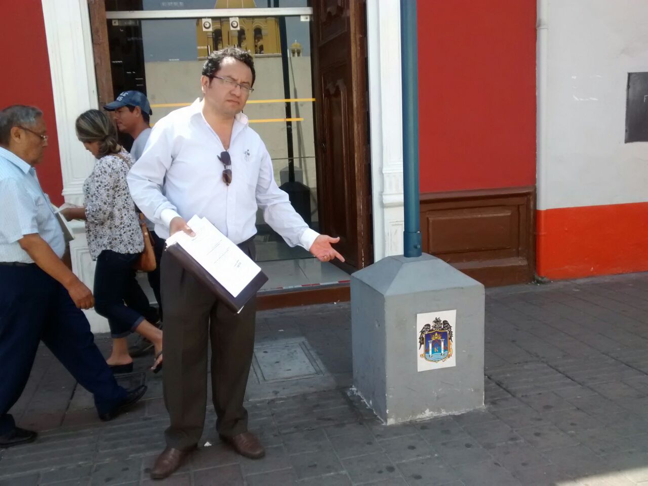 Piden retirar arcos de paseo peatonal Pizarro por afectar a invidentes