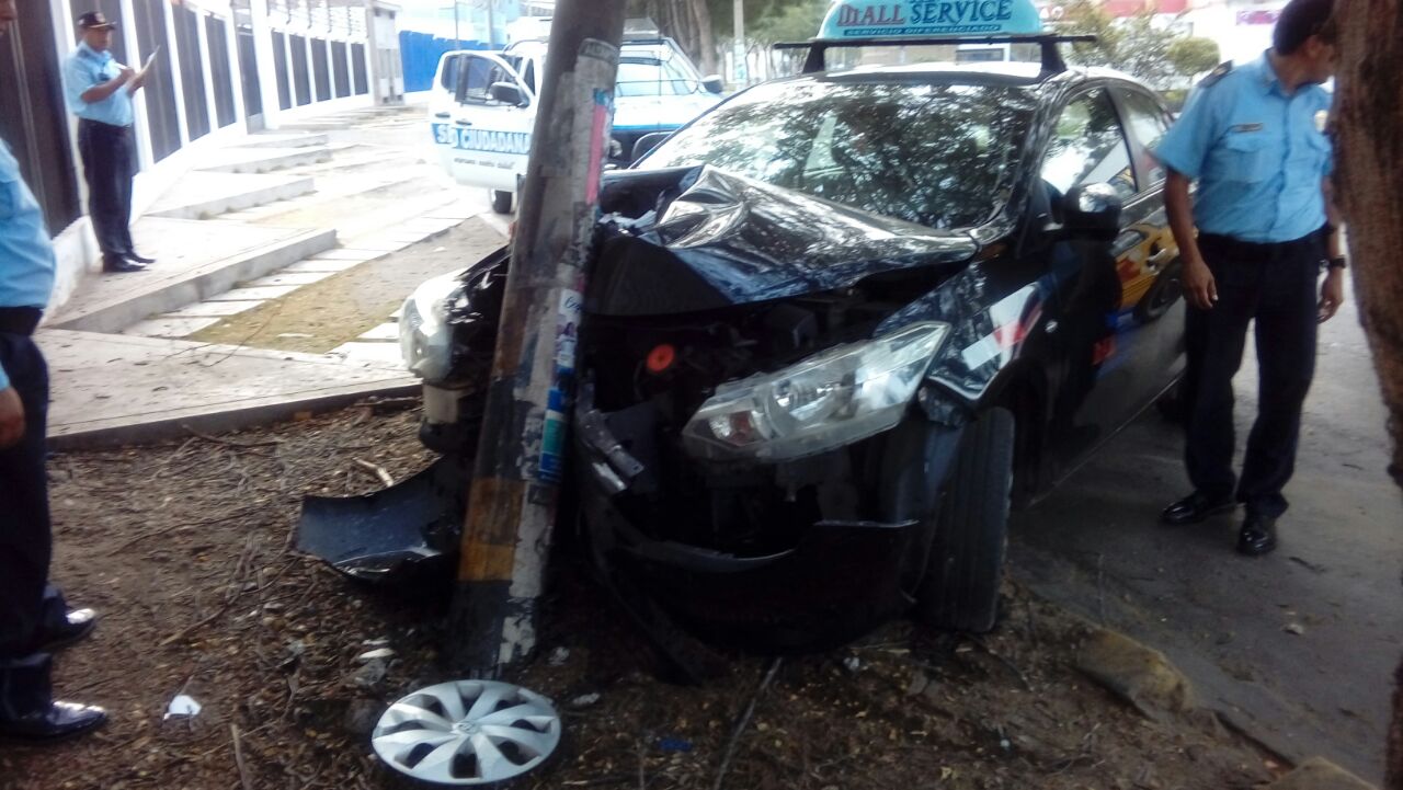 Taxi derriba poste en av. Teodoro Valcárcel