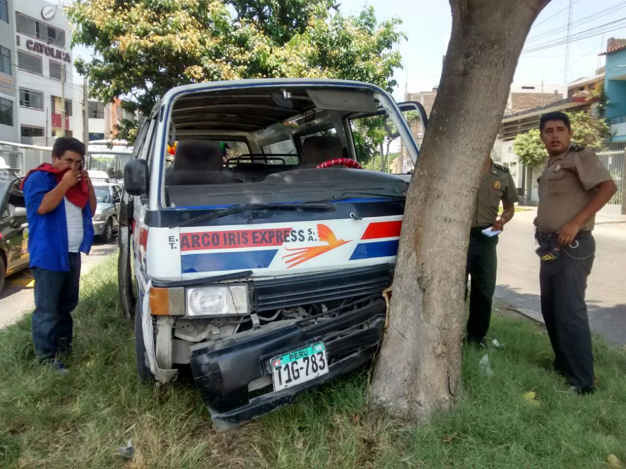 Trujillo: Combi choca contra árbol y deja seis heridos