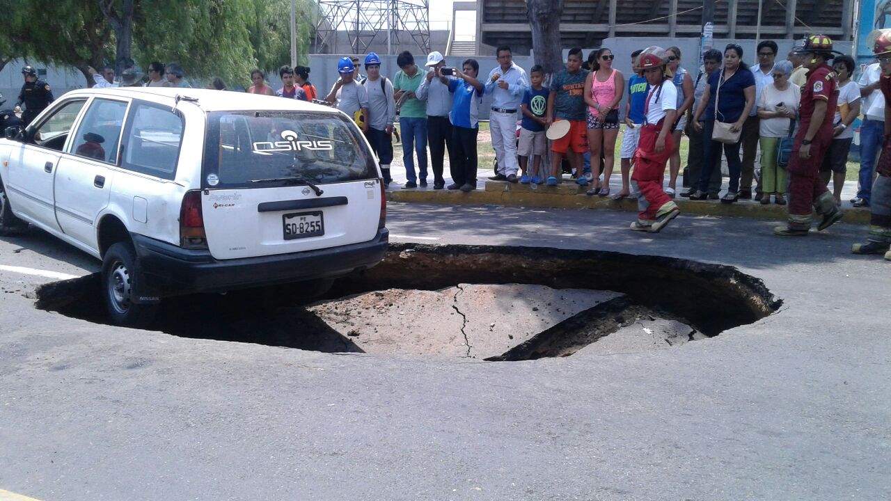 Automóvil queda atrapado en enorme forado de av. España