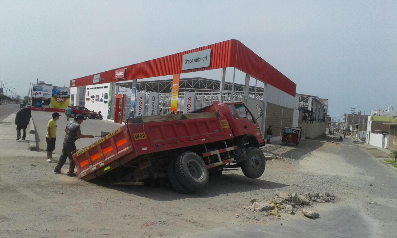 Camión queda atrapado en forado de 5 metros de profundidad