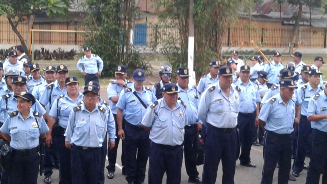 Serenos de Trujillo acatan plantón por reloj biométrico