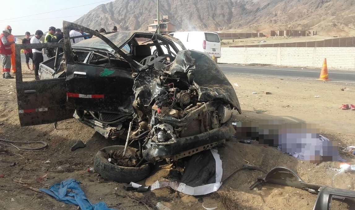 Dos personas fallecen en triple choque a pocos metros del desvío a Chicama