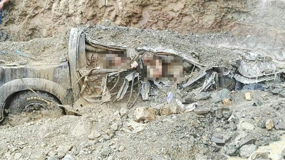 Ocupantes de camioneta mueren sepultados por huaico en Pataz