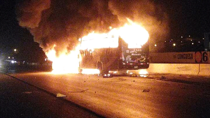 Chao: conductor de una camioneta murió carbonizado y 42 heridos tras incendio de un bus