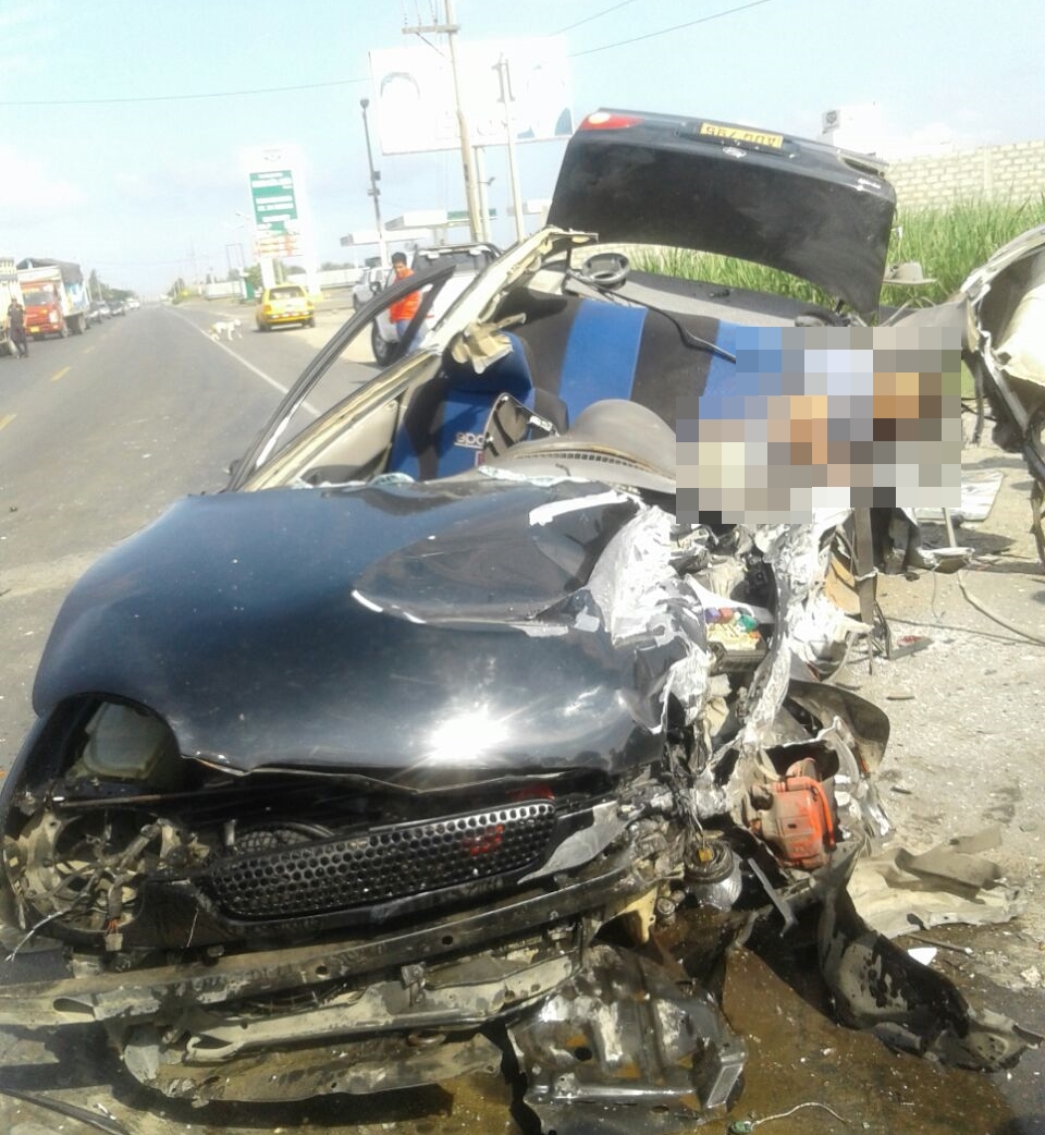 Conductor muere al chocar contra bus en puente Virú
