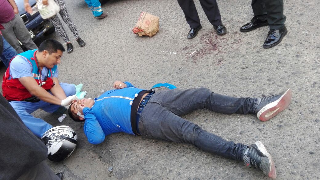 Choque entre motocicleta y volkswagen deja dos heridos en Trujillo